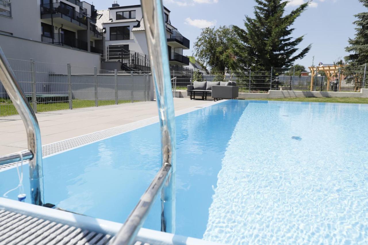 Red Flower Apartment With Pool - 5 Min To Lake เวียนนา ภายนอก รูปภาพ