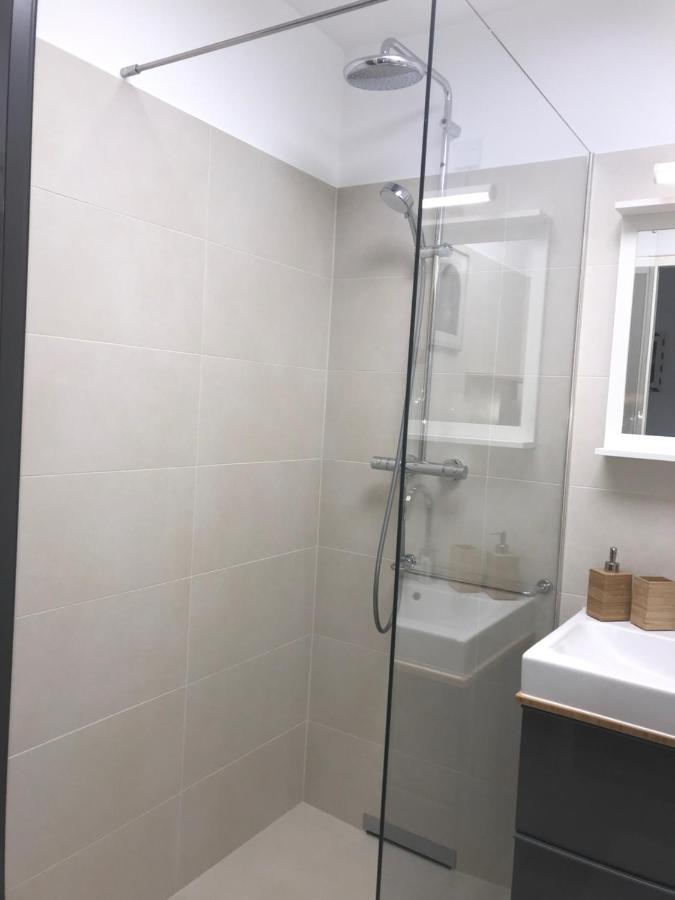 Red Flower Apartment With Pool - 5 Min To Lake เวียนนา ภายนอก รูปภาพ