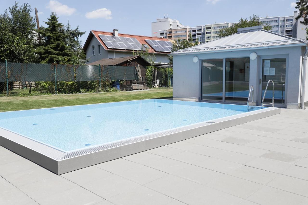 Red Flower Apartment With Pool - 5 Min To Lake เวียนนา ภายนอก รูปภาพ